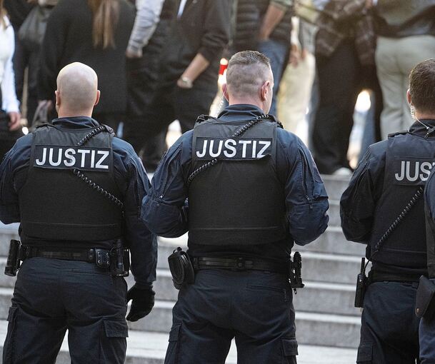 Neben Justizbeamten waren zur Urteilsverkündung im Raserprozess auch Polizisten vor dem Landgericht eingesetzt.