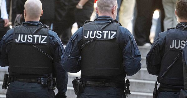 Neben Justizbeamten waren zur Urteilsverkündung im Raserprozess auch Polizisten vor dem Landgericht eingesetzt.