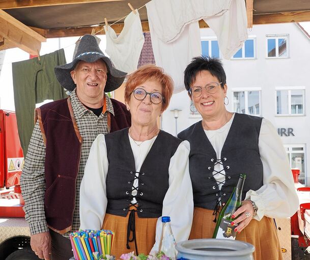 Das historisch gewandete Bewirtungsteam.