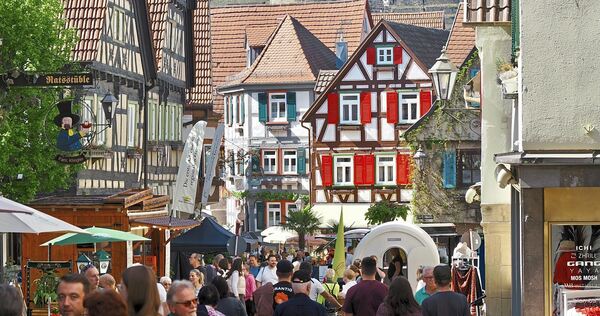 Das milde Wetter lockte viele Besucher in die Innenstadt.