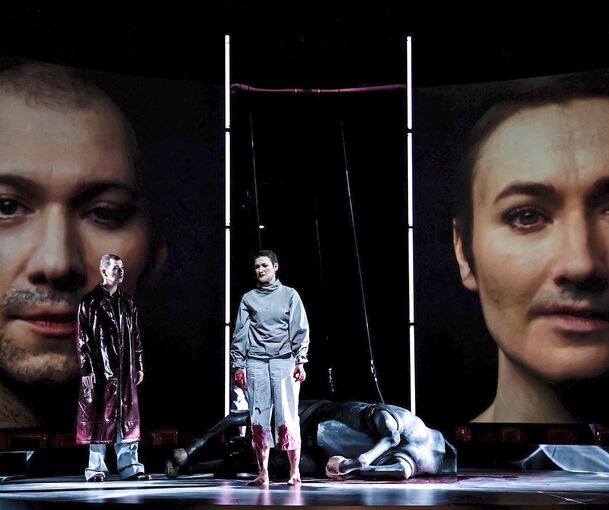 ,,Malina“ ist eine Hommage zum 100. Geburtstag der Schriftstellerin Ingeborg Bachmann. Von links: Malina (Valer Sabadus), Ich (Larisa Akbari).