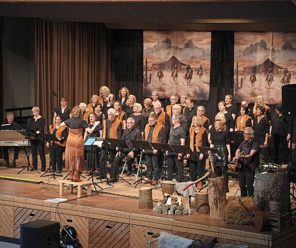 Bühne sowie Ausstattung hatten Westernflair.