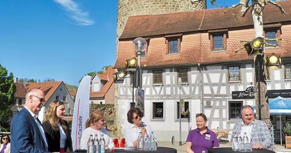 Auf dem Podium (von links): Konrad Rühl vom Landwirtschaftsministerium, Weinhoheit Anna Joos, die Moderatorinnen Ulrike Trampus und Carola Pigisch. Weinerlebnisführerin Katrin Held und Weinbauverbands-Präsident Dietrich Rembold.
