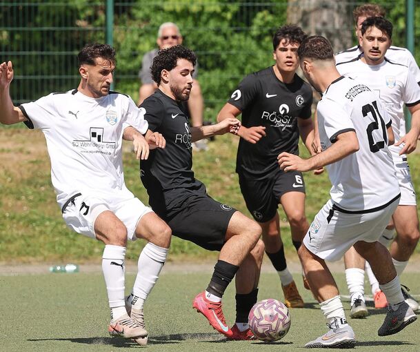Die Besigheimer Vasilios Tsouloulis (links) und Koray Ödemis (rechts) attackieren Germanias Riccardo Garofano.