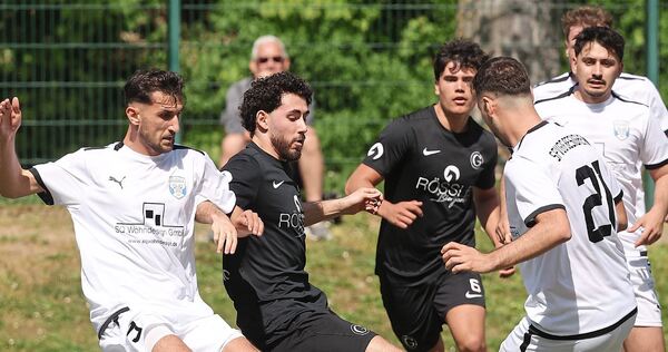 Die Besigheimer Vasilios Tsouloulis (links) und Koray Ödemis (rechts) attackieren Germanias Riccardo Garofano.
