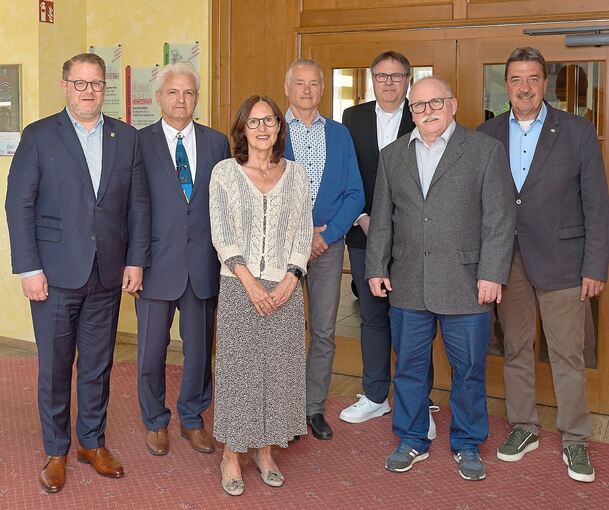 Beim Ehrungsabend (von links): OB Nico Lauxmann, Panagotis Paschalidis, Miriam Bahmann, Uwe Heinle, Oliver Hicking, Klaus Magerl und Marcus Gessl.