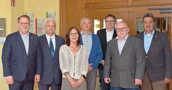 Beim Ehrungsabend (von links): OB Nico Lauxmann, Panagotis Paschalidis, Miriam Bahmann, Uwe Heinle, Oliver Hicking, Klaus Magerl und Marcus Gessl.