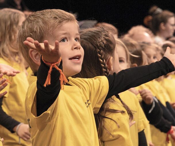 Mit Begeisterung singt dieser Junge im Chor.