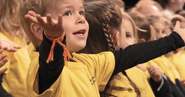 Mit Begeisterung singt dieser Junge im Chor.