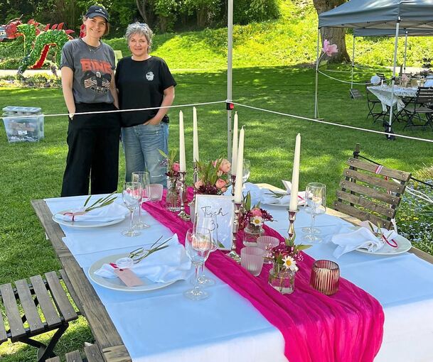 Die Gewinnerinnen mit ihrem Tisch „Hochzeit im Schloss“.
