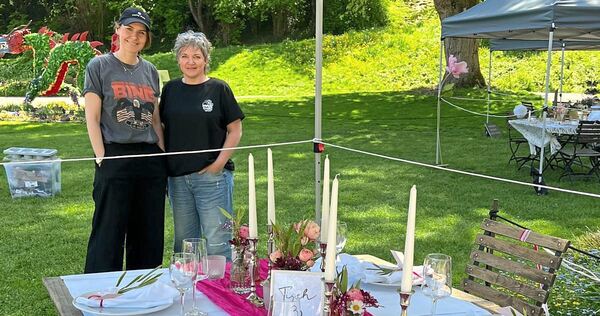 Die Gewinnerinnen mit ihrem Tisch „Hochzeit im Schloss“.