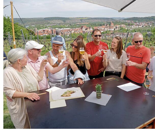 Ein Prost auf die Steillagen, das schöne Wetter und die tolle Aussicht.