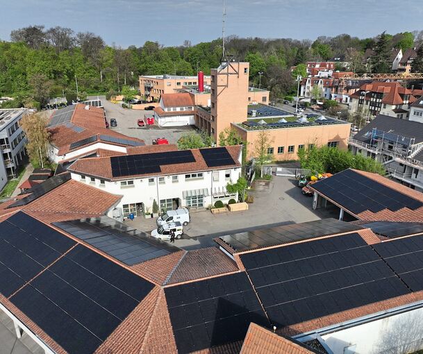 Rund um das Areal der Hauptfeuerwache hat die Stadtverwaltung ihren bislang größten Photovoltaikanlagen-Komplex in Betrieb genommen.