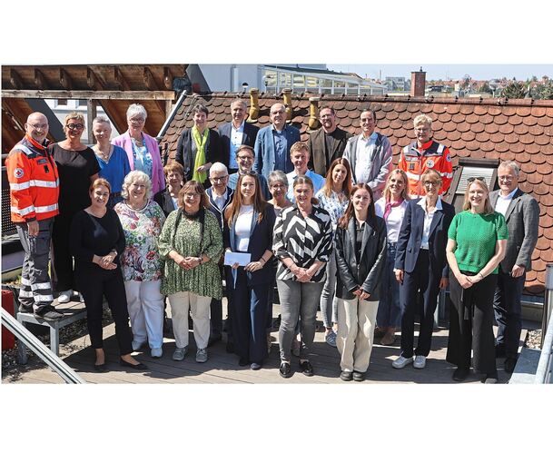 LKZ-Verleger Gerhard Ulmer (rechts) begrüßte die Vertreterinnen und Vertreter von örtlichen Hilfsorganisationen, deren Projekte von Helferherz gefördert werden, zur Spendenübergabe im Medienhaus.