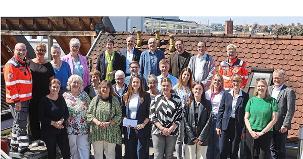 LKZ-Verleger Gerhard Ulmer (rechts) begrüßte die Vertreterinnen und Vertreter von örtlichen Hilfsorganisationen, deren Projekte von Helferherz gefördert werden, zur Spendenübergabe im Medienhaus.