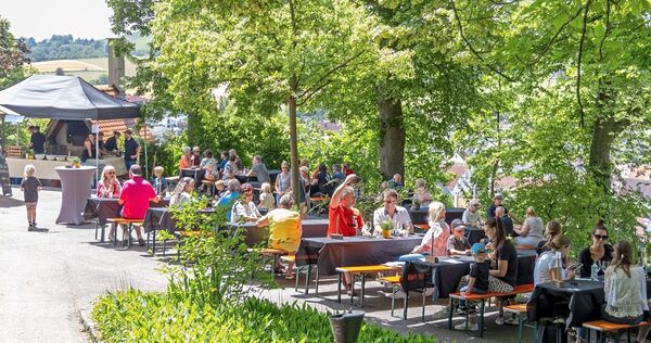 Hier lässt es sich aushalten: Gäste auf dem Schlossgut Hohenbeilstein.