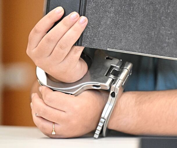 Mit „brachialer Gewalt“ seien ihr die Handschellen angelegt worden, so die Angeklagte, die sich deshalb offenbar zunächst weigerte, ins Gericht gebracht zu werden.
