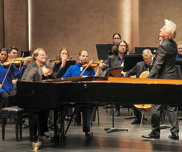 Unbändige Spiellust: Pianist Kit Armstrong, Dirigent Jan Caeyers und Le Concert Olympique im Forum.