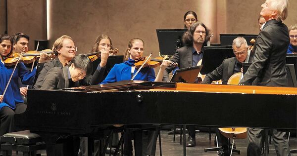 Unbändige Spiellust: Pianist Kit Armstrong, Dirigent Jan Caeyers und Le Concert Olympique im Forum.