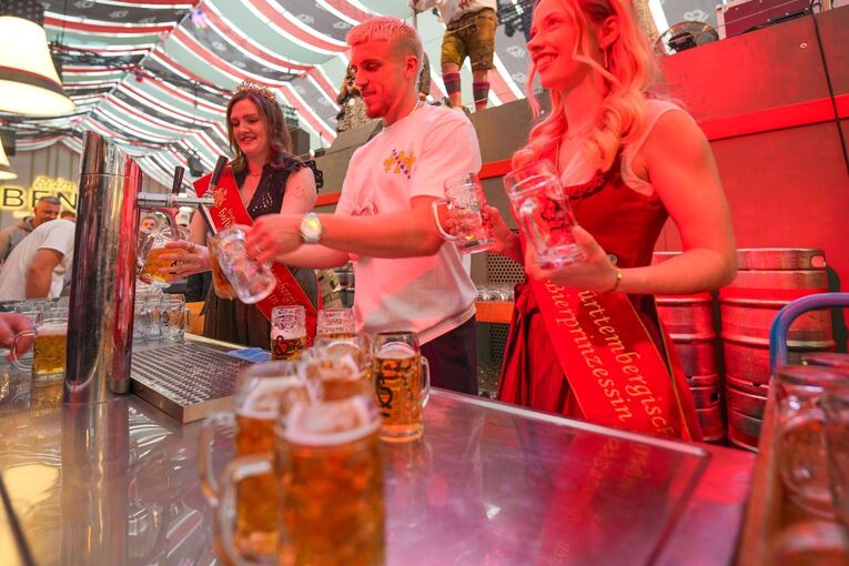 Ermedin Demirovic löst Freibier-Versprechen ein