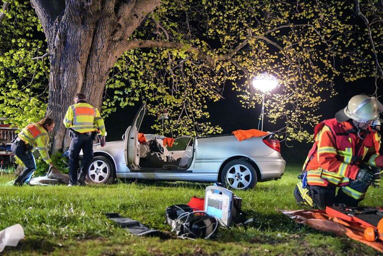 Auto prallt gegen Baum - zwei Frauen werden verletzt