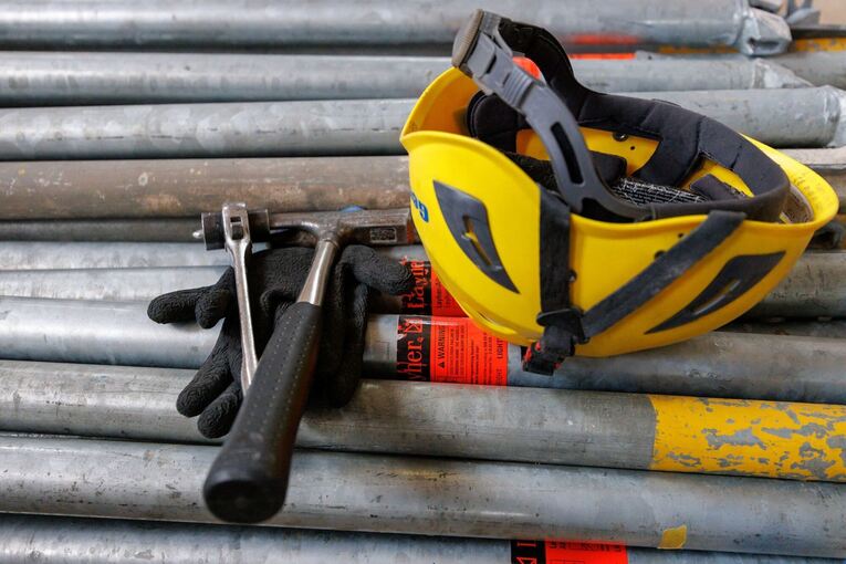 Werkzeug und Helm auf Baustelle