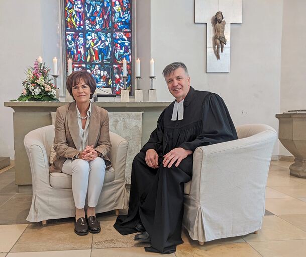Wirtschaft trifft Kirche: Trumpf-Chefin Nicola Leibinger-Kammüller und Pfarrer Jens Keil am Sonntag in der Feuerbacher Stadtkirche.