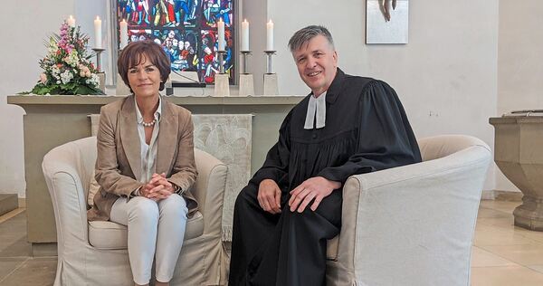 Wirtschaft trifft Kirche: Trumpf-Chefin Nicola Leibinger-Kammüller und Pfarrer Jens Keil am Sonntag in der Feuerbacher Stadtkirche.
