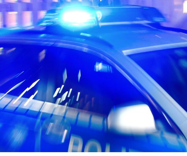 Polizeifahrzeug im Einsatz.