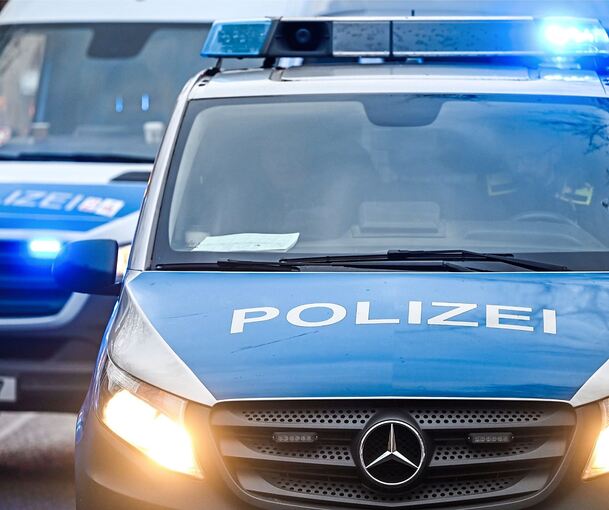Die Polizei sucht den unbekannten Fahrer.