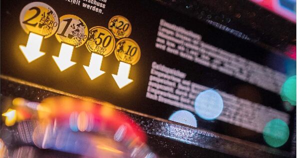 Aus zwei Spielautomaten wurde das Bargeld entwendet.