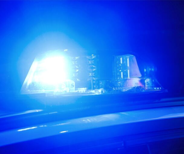 Das Blaulicht eines Polizeifahrzeugs blinkt.