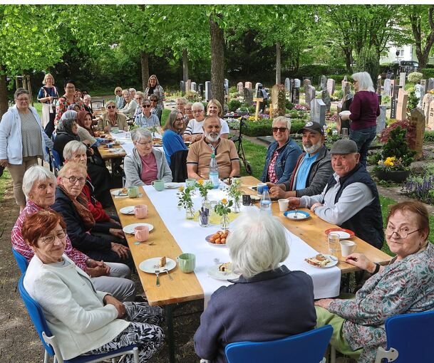 Der Friedhof wird zum Ort des geselligen Miteinanders.