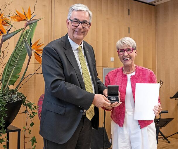 Frisch gebackene Staufermedaillen-Trägerin: Gabi Stern mit Landrat Dietmar Allgaier.