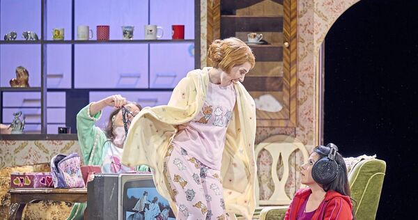 Eine irrwitzige Vignette rasenden Stillstands: Rossinis „La Cenerentola“ an der Staatsoper Stuttgart.