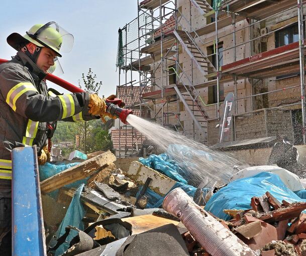 Vor dem Rohbau eines Mehrfamilienhauses in der Christophstraße brannte am Dienstag Bauschutt in einem Container. In der Vergangenheit musste die Feuerwehr zwei Brände im Dachstuhl löschen.