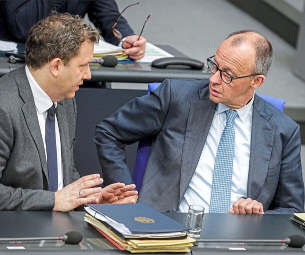 Auch nach der Merz’schen Brüllattacke reden sie auf jeden Fall miteinander: Kanzler Friedrich Merz (re., CDU) und Vizekanzler und Finanzminister Lars Klingbeil (SPD)im Bundestag.