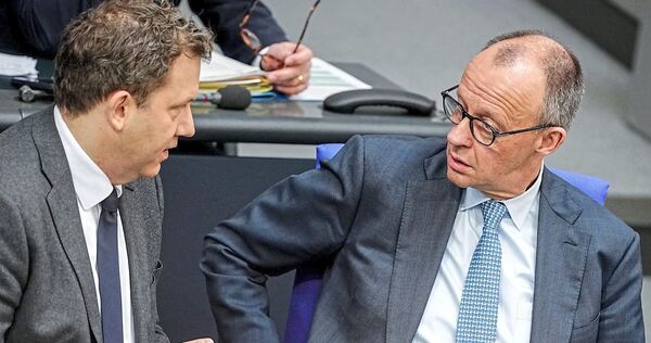 Auch nach der Merz’schen Brüllattacke reden sie auf jeden Fall miteinander: Kanzler Friedrich Merz (re., CDU) und Vizekanzler und Finanzminister Lars Klingbeil (SPD)im Bundestag.