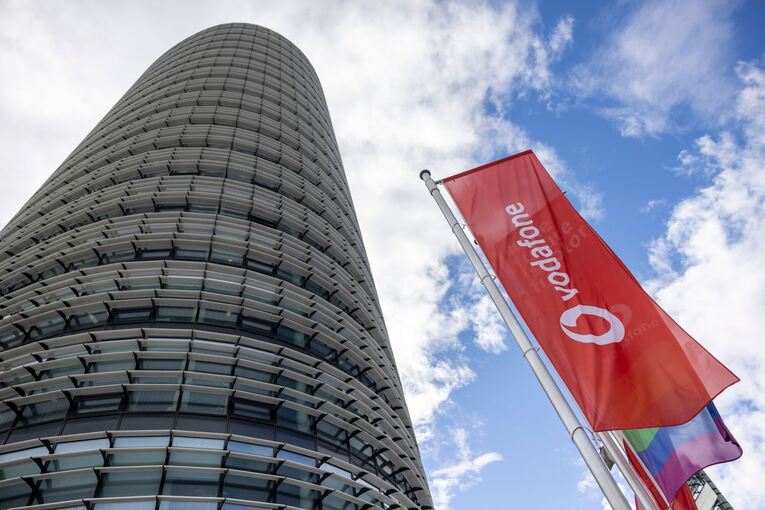 Vodafone-Flaggen vor der Deutschlandzentrale