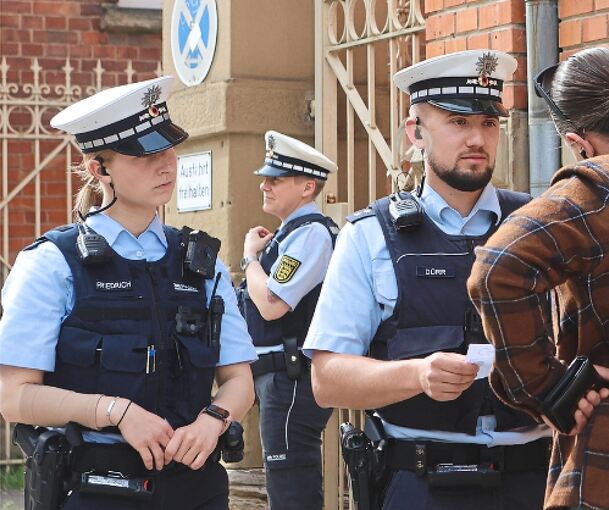 Kontrolle Ecke Schlachthof- und Hoferstraße: Die Polizei im Gespräch mit einem E-Scooter-Fahrer.