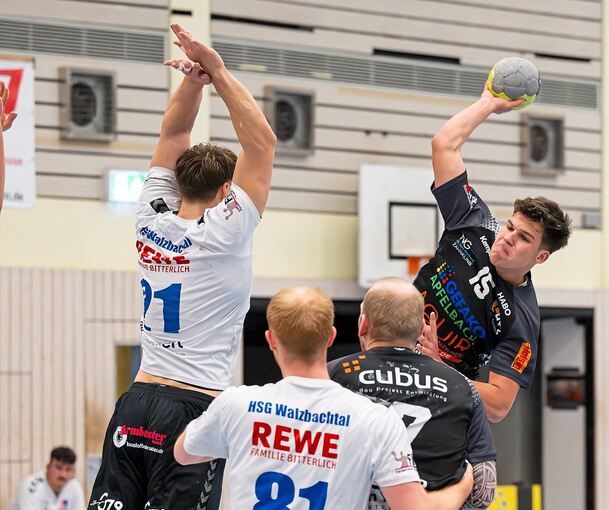 Mit einem „ordentlichen Wurf“ ausgestattet: Rückraumspieler Marcel Scheurer (rechts).