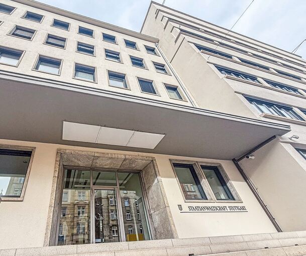 Unter anderem Mitarbeiter der Staatsanwaltschaft stehen wegen Bestechung und Verletzung des Dienstgeheimnisses vor dem Landgericht.