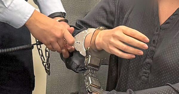 Immer in Handschellen wird die Angeklagte seit Mitte Januar aus der JVA Schwäbisch Gmünd vorgeführt.