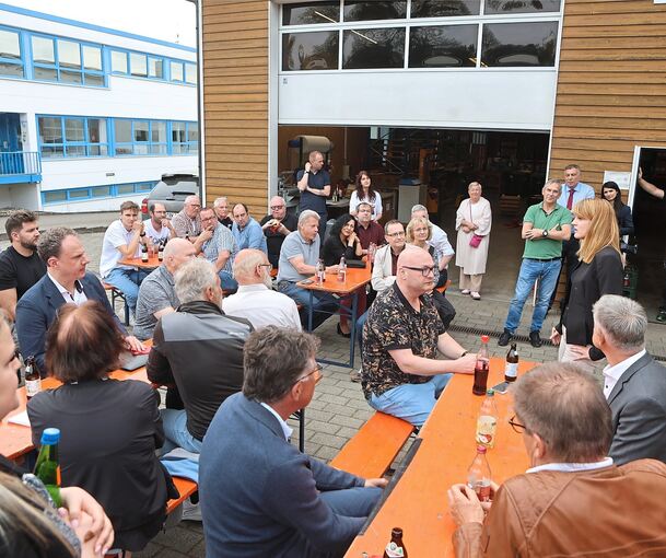 Bei der Hocketse wird rege diskutiert.