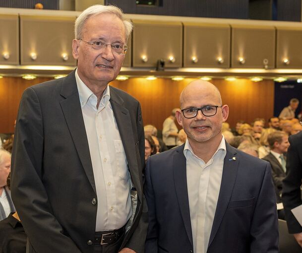 Peter Müller (links) bei seinem Abschied im Kulturzentrum. Neben ihm sein Nachfolger Michael Aumüller.