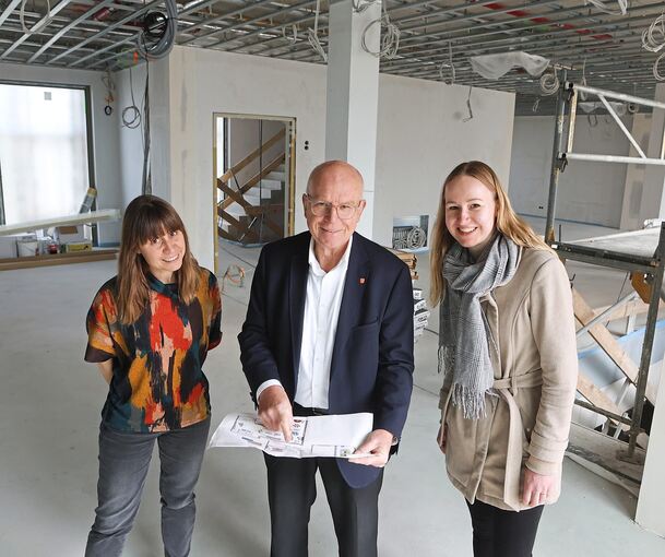 Büchereileiterin Stefanie Uhl, Bürgermeister Martin Bernhard und Pressesprecherin Judith Reisgys in der künftigen Bücherei.