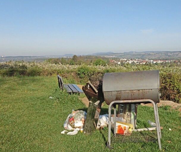 Grills und Müll: Erst vor wenigen Tagen wurde der Aussichtspunkt am Marbacher Galgen so hinterlassen.