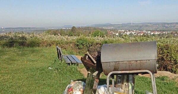 Grills und Müll: Erst vor wenigen Tagen wurde der Aussichtspunkt am Marbacher Galgen so hinterlassen.