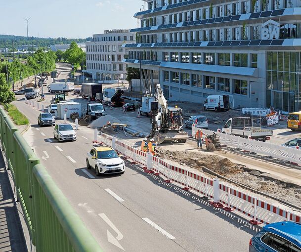 Teil der umfangreichen Arbeiten ist die Schaffung von Platz für Radwege, wie hier im vergangenen Sommer auf Höhe der neuen Wohnbau-Zentrale und an der Kreuzung mit dem Poststräßle.