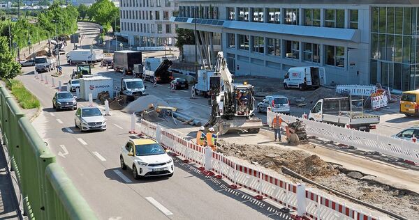 Teil der umfangreichen Arbeiten ist die Schaffung von Platz für Radwege, wie hier im vergangenen Sommer auf Höhe der neuen Wohnbau-Zentrale und an der Kreuzung mit dem Poststräßle.